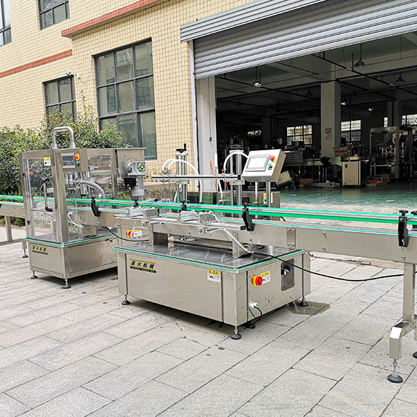 大顆粒調(diào)味醬灌裝加油機(jī)設(shè)備不同方位實拍