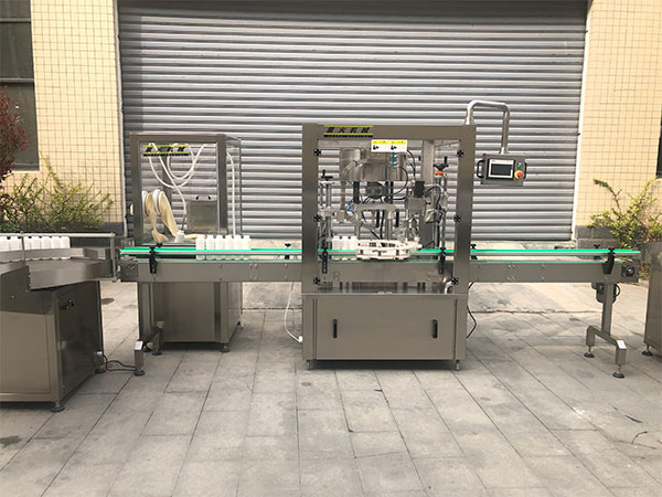 液體灌裝機(jī)實(shí)拍