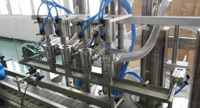 四頭食用油灌裝生產(chǎn)線